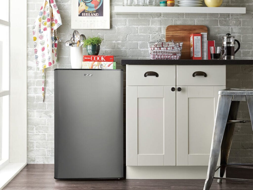26501 - bar - fridge - DAR044A9SLDB - in - room